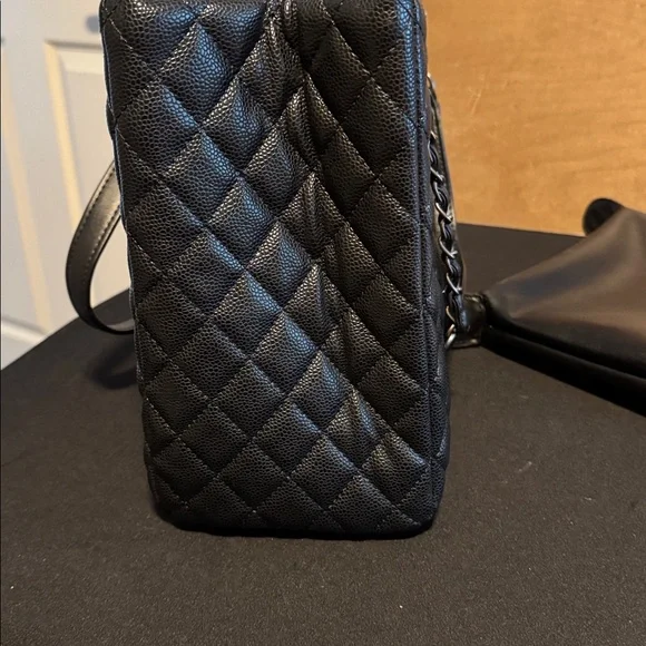 Large quilted tote bag with removable bag organizer - Picture 4 of 11